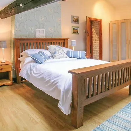 Three-bedroom Holiday In Salles Les Aulnay *